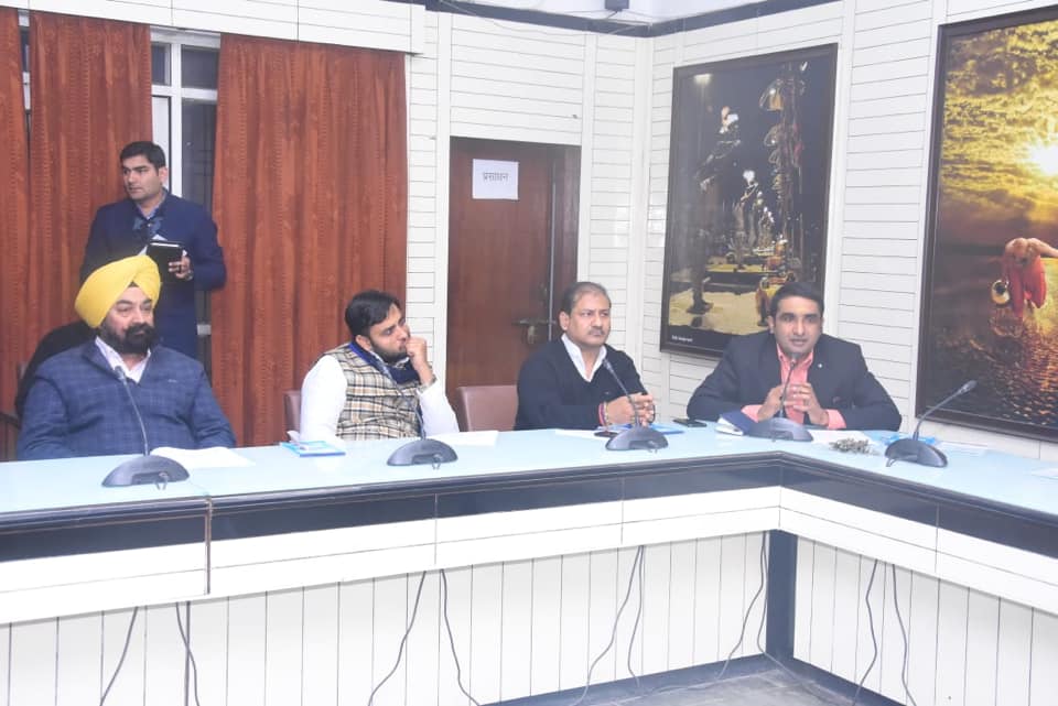 Hon'ble Shri Neelkanth Tiwari Ji, Minister of State (Independent Charge) for Tourism, Culture and Religious Affairs, chaired a meeting regarding facility of Sparsh Darshan till 11 a.m.