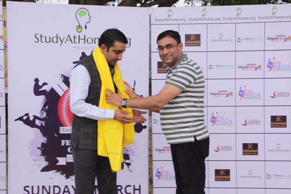 With an aim to provide free food to needy, Marwari Yuva Manch Kashi presented a car to Roti Bank Varanasi and organised a Cricket Match for fund raising. Presented the key and awards