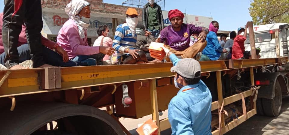 Reaching out to those in transit to Bihar with food packets and water. Keep it up team Shri Kashi Vishwanath Temple Trust