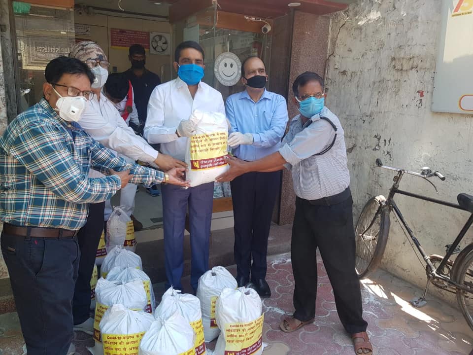 पंजाब नैशनल बैंक द्वारा कोविड-19 वायरस के कारण लॉक डाउन की आपात स्तिथि में आवशयक खाद्य सामग्री के 60 पैकेट वितरण हेतु उपलब्ध कराये गए। धन्यवाद् PNB