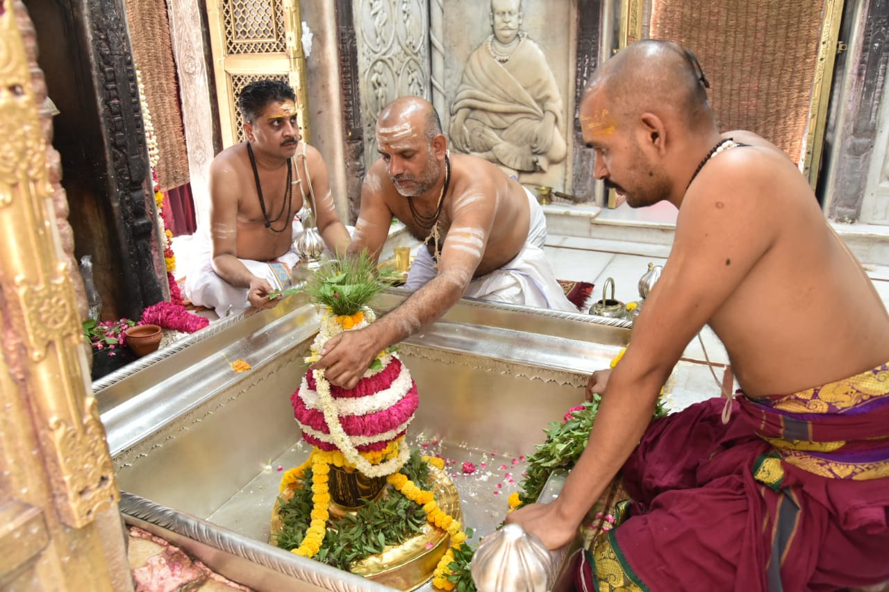 आज दिनांक 24-05-2020 को श्री काशी विश्वनाथ मंदिर में भोग आरती