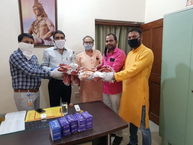 Dr. Pankaj Kumar Singh along with Bhanu Rai, Santosh Mishra and Pradeep Pandey ji donated 250 reusable masks of Khadi and some gloves to Shri Vishwanath