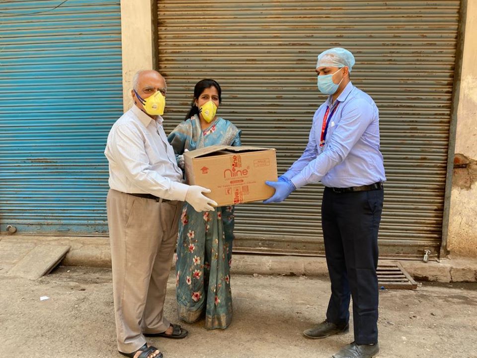 Shri Ballabdas Agarwal and Smt. Ambika Agarwal ji donated 1000 packets of personal hygiene packets to ShriVishwanath for distribution to needy daughters and sisters