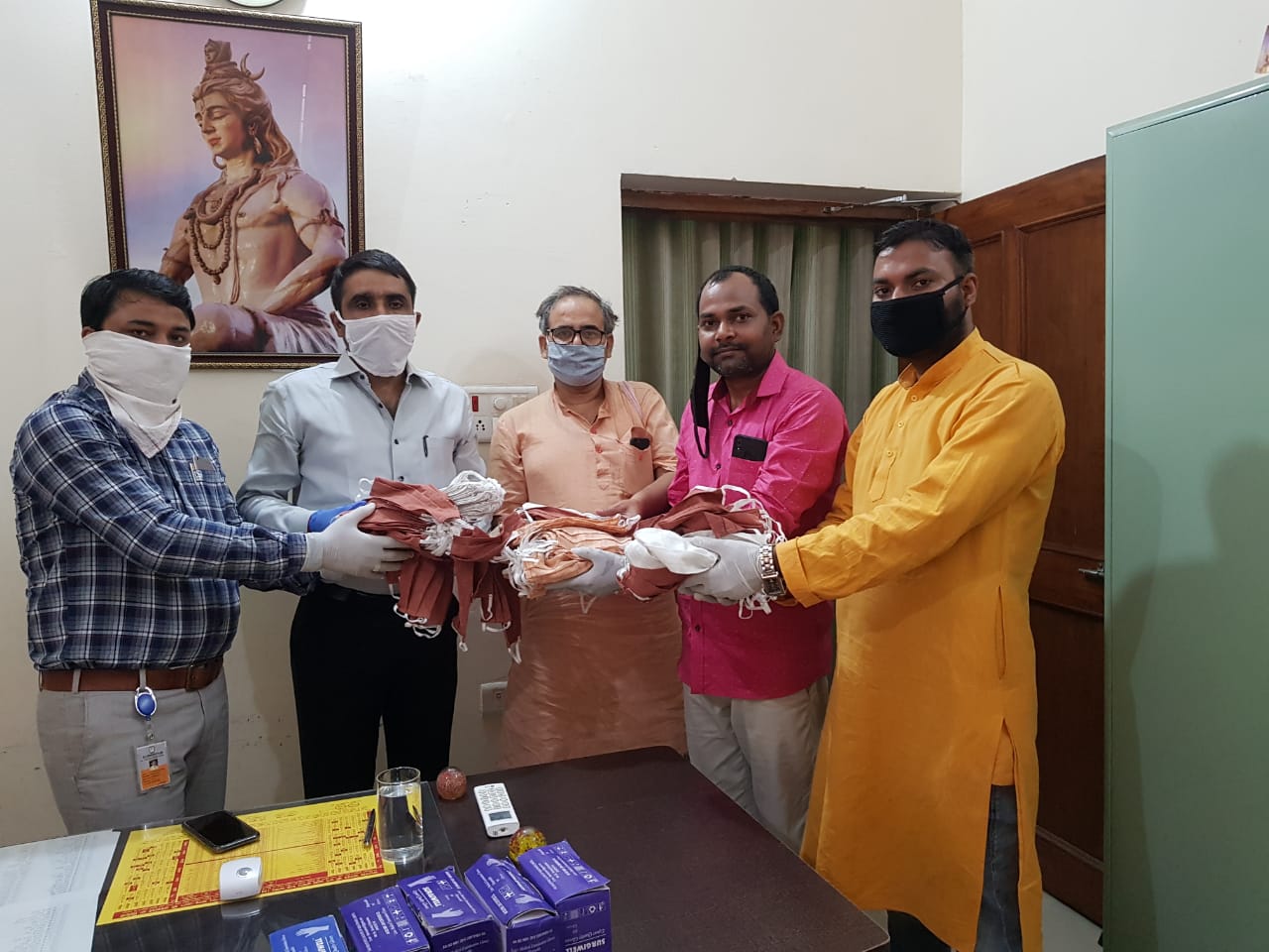 Dr. Pankaj Kumar Singh along with Bhanu Rai, Santosh Mishra and Pradeep Pandey ji donated 250 reusable masks of Khadi and some gloves to Shri Vishwanath