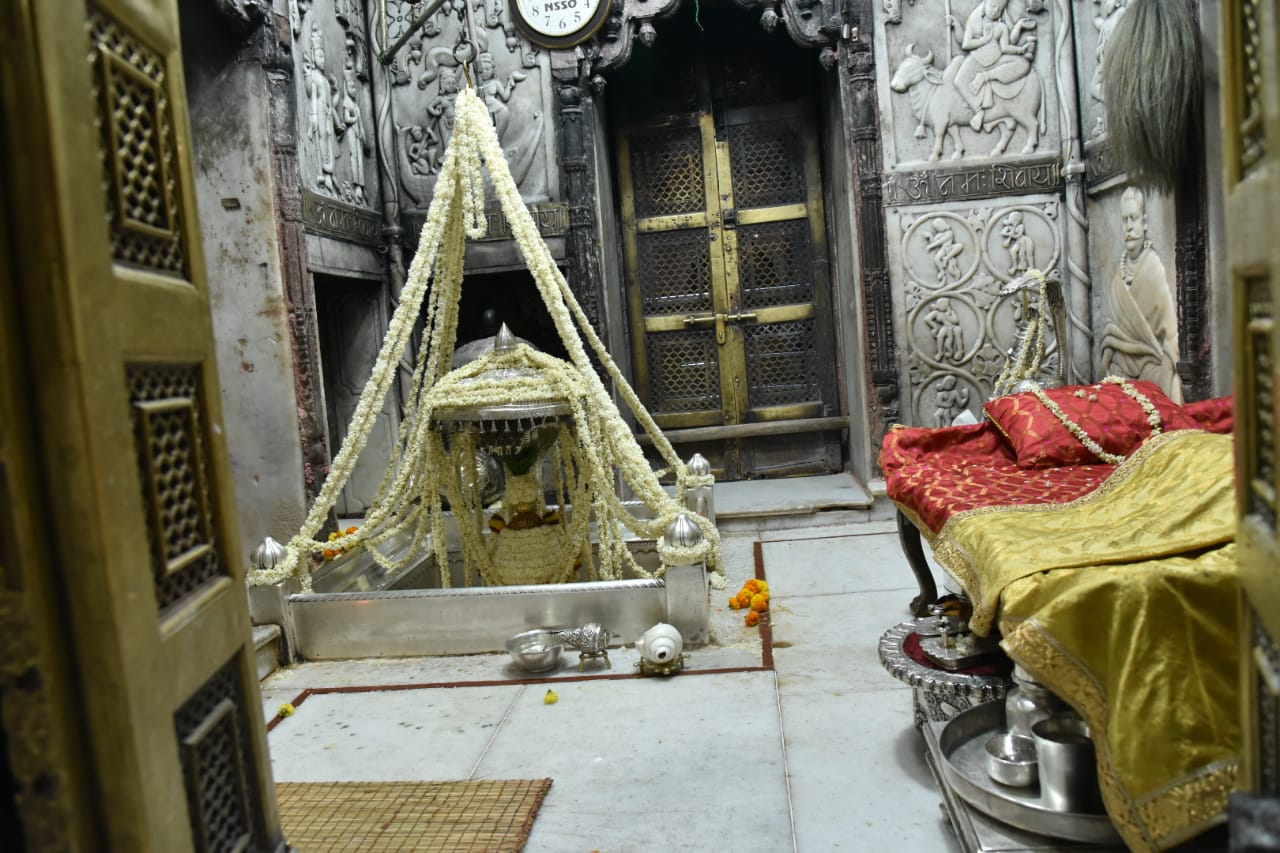 आज दिनांक 16-05-2020 को श्री काशी विश्वनाथ मंदिर में बाबा की रात्रि शयन आरती