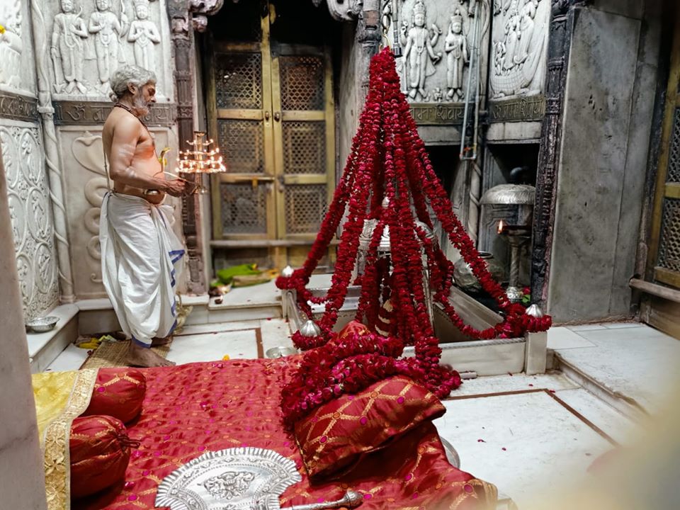 आज दिनांक 18-05-2020 को श्री काशी विश्वनाथ मंदिर में बाबा की रात्रि शयन आरती।