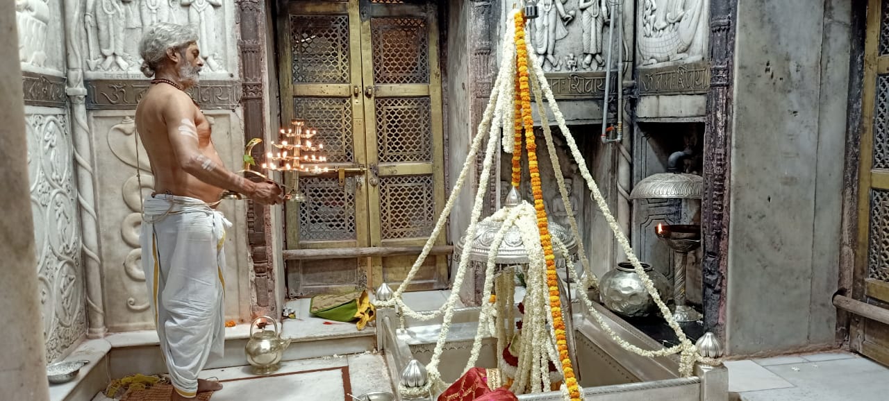 आज दिनांक 19-05-2020 को श्री काशी विश्वनाथ मंदिर में बाबा की रात्रि शयन आरती