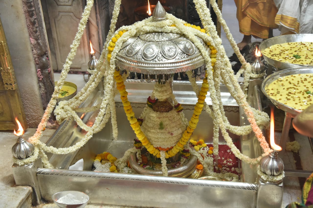आज दिनांक 24-05-2020 को श्री काशी विश्वनाथ मंदिर में रात्रि श्रृंगार / भोग आरती
