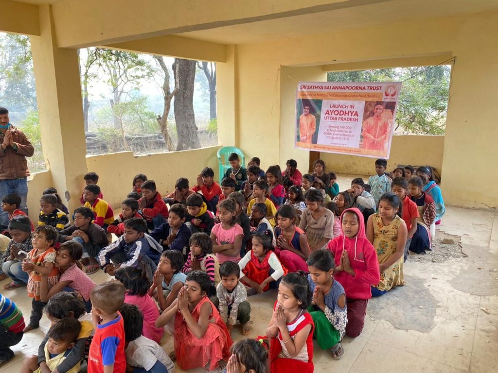 श्री सत्य साई अन्नपूर्णा ट्रस्ट तथा अयोध्या नगर निगम ने अयोध्या में रेतिया ग्राम के 60 बच्चों को मुफ्त नाश्ता परोसकर की शुरुआत। उक्त संस्था 17 राज्यों और 3 केंद्र शासित प्रदेशों के 6000+ स्कूलों में प्रत्येक सुबह 5 लाख बच्चों को मुफ्त नाश्ता परोसती है।