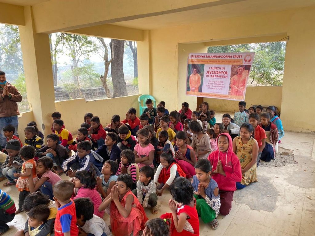 श्री सत्य साई अन्नपूर्णा ट्रस्ट तथा अयोध्या नगर निगम ने अयोध्या में रेतिया ग्राम के 60 बच्चों को मुफ्त नाश्ता परोसकर की शुरुआत। उक्त संस्था 17 राज्यों और 3 केंद्र शासित प्रदेशों के 6000+ स्कूलों में प्रत्येक सुबह 5 लाख बच्चों को मुफ्त नाश्ता परोसती है।